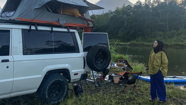 Wisatawan mengikuti trip wisata bersama penyedia jasa wisata campervan Ombak Selatan di Lereng Gunung Merapi, Magelang, Jawa Tengah. Dok. Ombak Selatan