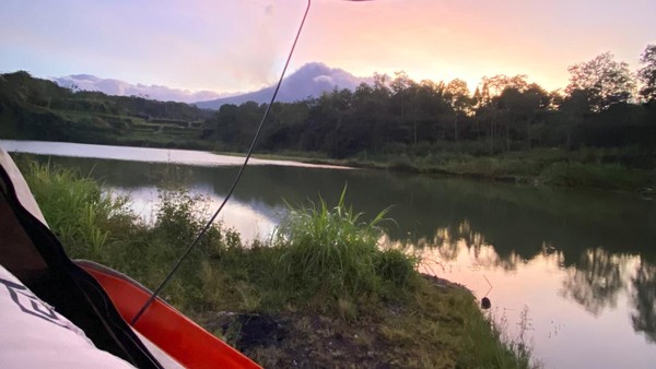 Suasana pagi saat matahari terbit di Lereng Gunung Merapi. Adanya pandemi corona mengubah segala aspek kehidupan termasuk berwisata. Tren wisata baru pun bermunculan, salah satunya campervan. Dok. Ombak Selatan Suasana pagi saat matahari terbit di Lereng Gunung Merapi. Adanya pandemi corona mengubah segala aspek kehidupan termasuk berwisata. Tren wisata baru pun bermunculan, salah satunya campervan. Dok. Ombak Selatan