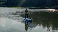 Wisatawan bermain Stand Up Paddle di aliran sungai Lereng Gunung Merapi, Magelang, Jawa Tengah. Sebuah campervan biasanya disesuaikan untuk berbagai aktivitas para penggunanya, seperti masak, makan hingga tidur. Dok. Ombak Selatan
