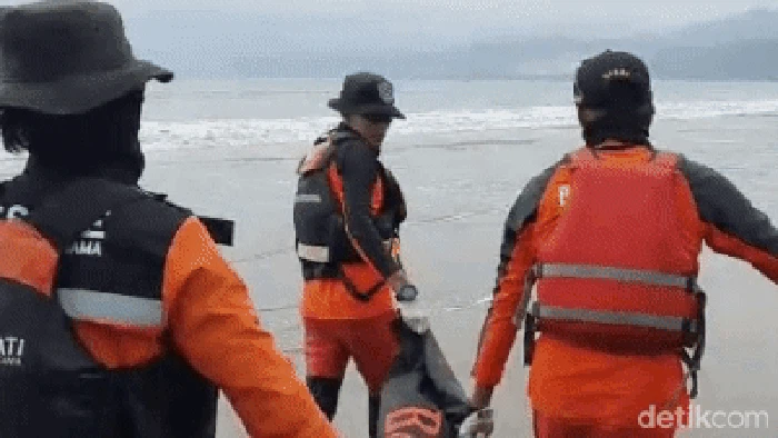 Petugas membawa jenazah bocah yang sempat hilang terseret ombak Palabuhanratu.