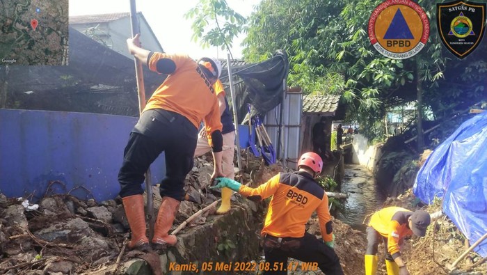 BPBD bersihkan material longsor di Setu Tangsel