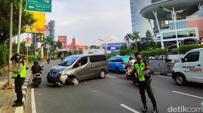 Bruukk... Minibus Kecelakaan Tunggal di Pondok Indah, Jaksel Petugas kepolisian tengah melakukan penanganan kecelakaan lalu lintas di kawasan Pondok Indah, Jakarta Selatan, Kamis (5/5/2022). Kecelakaan tunggal yang dialami minibus ini disebabkan oleh faktor mengantuk dari pengendara.