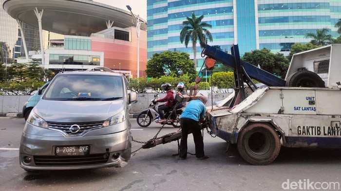 Bruukk... Minibus Kecelakaan Tunggal di Pondok Indah, Jaksel Petugas kepolisian tengah melakukan penanganan kecelakaan lalu lintas di kawasan Pondok Indah, Jakarta Selatan, Kamis (5/5/2022). Kecelakaan tunggal yang dialami minibus ini disebabkan oleh faktor mengantuk dari pengendara.