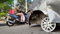 Kerusakaan cukup parah terjadi pada bagian depan mobil tersebut.