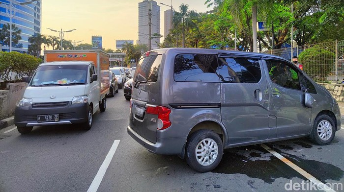 Bruukk... Minibus Kecelakaan Tunggal di Pondok Indah, Jaksel Petugas kepolisian tengah melakukan penanganan kecelakaan lalu lintas di kawasan Pondok Indah, Jakarta Selatan, Kamis (5/5/2022). Kecelakaan tunggal yang dialami minibus ini disebabkan oleh faktor mengantuk dari pengendara.