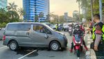 Bruukk... Minibus Kecelakaan Tunggal di Pondok Indah, Jaksel
