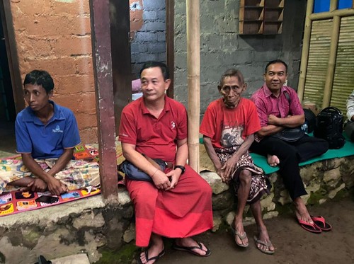 Bupati Gede Dana saat akan menginap di rumah warga miskin di Abang, Karangasem