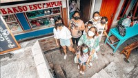 Gisel dan keluarga bernostalgia ke warung yang juga menjadi lokasi dirinya sering jajan saat kecil. Foto: Dok. Instagram/gisel_la