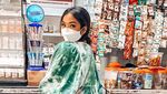 Gaya Gisel dan Gempi Jajan Warung di Gang Sempit