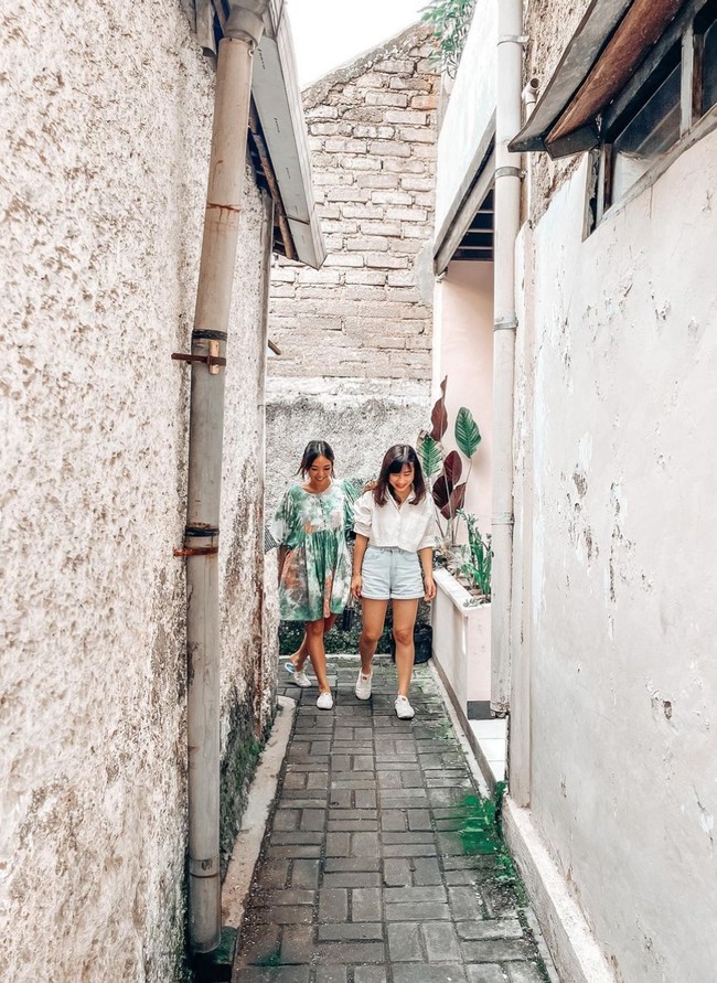 “Lebaran kedua kami, sebagian cucu dan cicit alm oma yang lagi jalan2 sore sekalian napak tilas mengenang jaman kecil dulu sementara yg lain udh ad yg pulang, sm ada yg ngadem di rumah aja,” tulis Gisel di caption foto Instagram. Foto: Dok. Instagram/gisel_la
