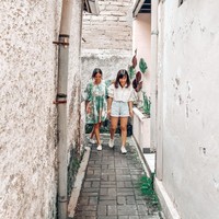 “Lebaran kedua kami, sebagian cucu dan cicit alm oma yang lagi jalan2 sore sekalian napak tilas mengenang jaman kecil dulu sementara yg lain udh ad yg pulang, sm ada yg ngadem di rumah aja,” tulis Gisel di caption foto Instagram. Foto: Dok. Instagram/gisel_la