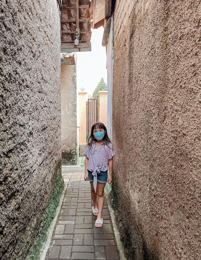 Sementara Gempi tampil casual dengan padanan kemeja, jeans pendel dan slipper. Foto: Dok. Instagram/gisel_la