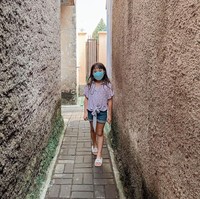 Sementara Gempi tampil casual dengan padanan kemeja, jeans pendel dan slipper. Foto: Dok. Instagram/gisel_la