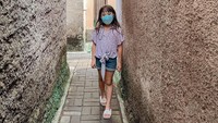 Gempi berpose di gang sempit tempat ibunya bermain saat kecil. Foto: Dok. Instagram/gisel_la