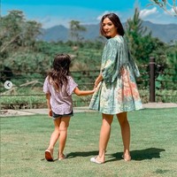 Pada beberapa foto napak tilas di kampung halaman yang diunggah di Instagram, tampak wanita 31 tahun ini mengenakan mini dress bermotif tie dye. Foto: Dok. Instagram/gisel_la