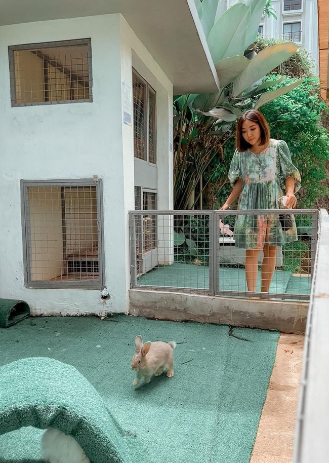 Untuk melengkapi penampilan, Gisel mengenakan tas mikro warna hitam keluaran Chanel. Foto: Dok. Instagram/gisel_la