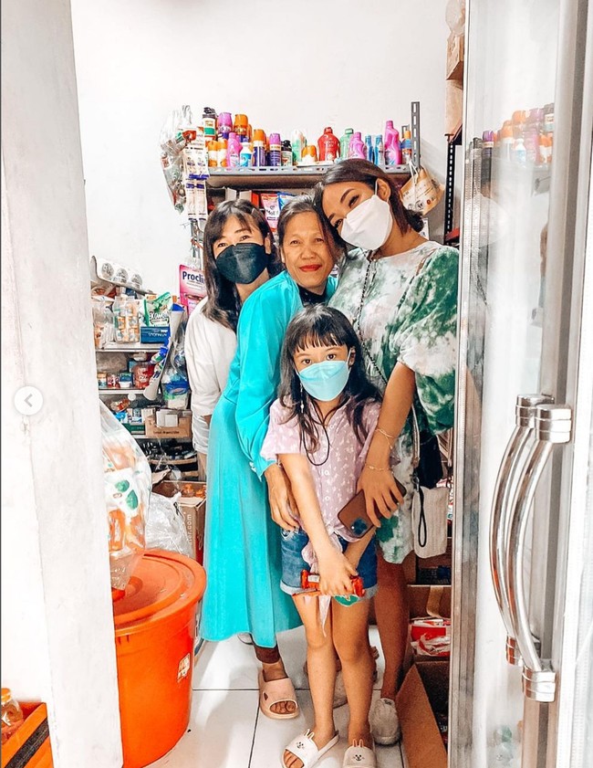 Gaun casual yang didominasi warna hijau tersebut memiliki potongan A-line yang melebar ke bawah. Foto: Dok. Instagram/gisel_la