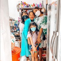 Gaun casual yang didominasi warna hijau tersebut memiliki potongan A-line yang melebar ke bawah. Foto: Dok. Instagram/gisel_la