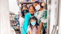 Gisel mengenalkan Gempi ke pemilik warung yang juga mengenalnya. Foto: Dok. Instagram/gisel_la