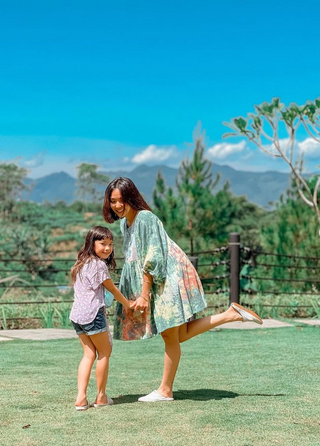 Model gaun tampak lebih stylish dengan aksen puff di bagian lengan. Foto: Dok. Instagram/gisel_la