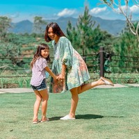 Model gaun tampak lebih stylish dengan aksen puff di bagian lengan. Foto: Dok. Instagram/gisel_la