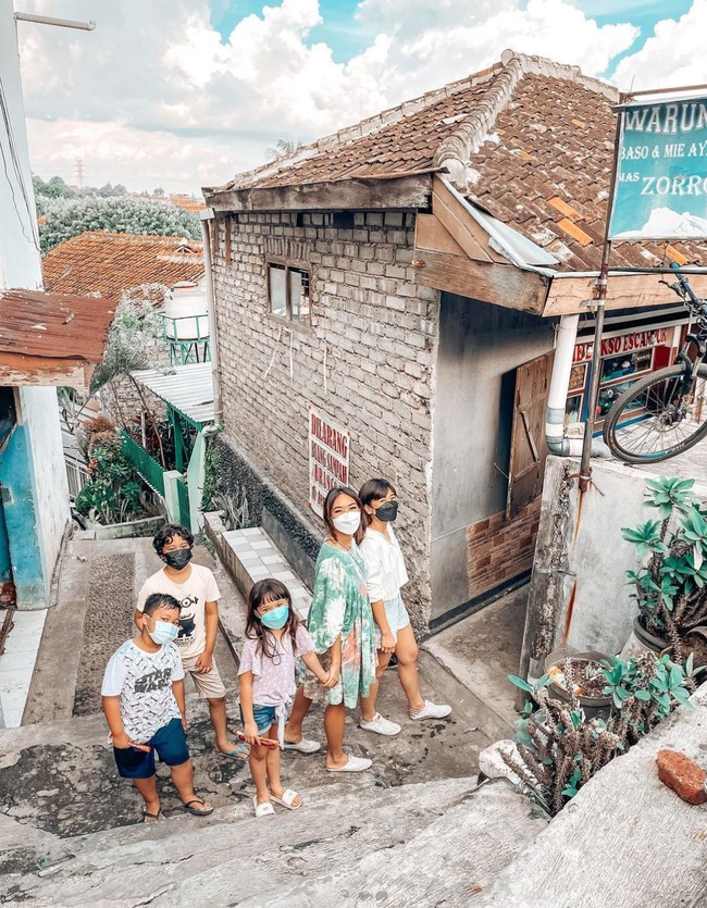 Gisella Anastasia atau biasa disapa Gisel memang tidak merayakan Idul Fitri. Namun ia tetap ikut dalam kemeriahan Lebaran karena sang ayah yang seorang Muslim. Foto: Dok. Instagram/gisel_la