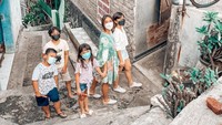 Gisel mengajak Gempi masuk ke gang sempit di sebuah sudut Kota Cimahi. Foto: Dok. Instagram/gisel_la