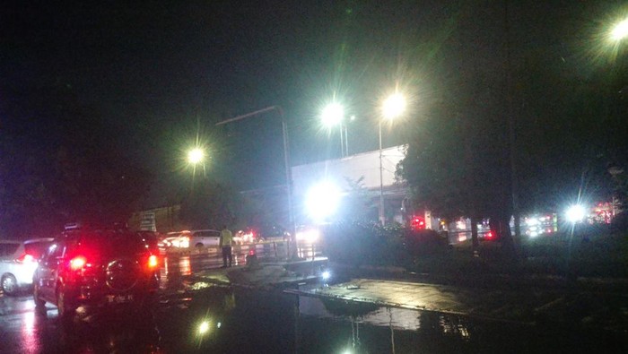 Suasana di depan Pintu Tol Bandar Selamat 3, Medan.
