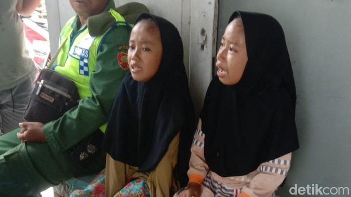 Giyas (12) dan Dawa (9) warga Desa Ciawikepuh, Kecamatan Cibiuk Kabupaten Garut tertinggal dari keluarganya usai berlibur di objek wisata pantai Batuhiu