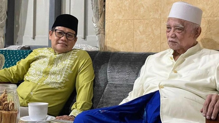 Gus Muhaimin sowan, berlebaran dengan Kiai Anwar Mansur
