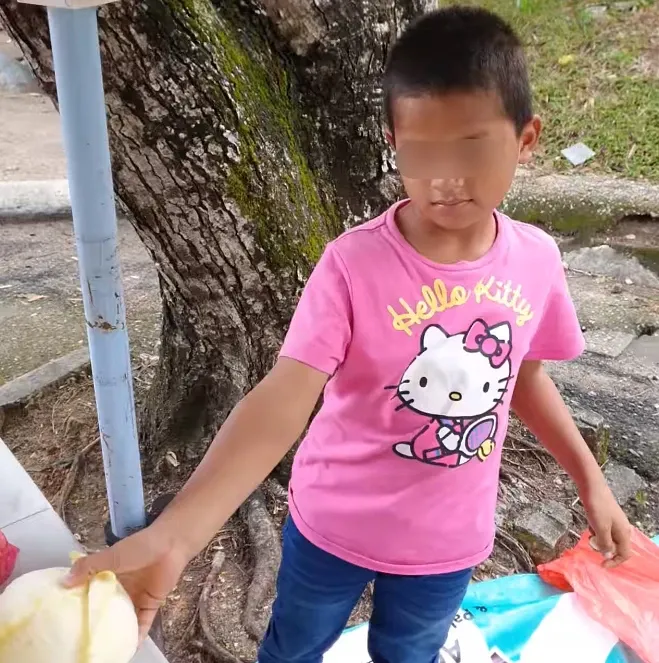 Haru! Bocah 10 Tahun Ini Malah Jualan Sayur di Pinggir Jalan Saat Lebaran