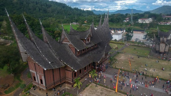 Destinasi wisata sejarah dan budaya museum berupa replika istana Kerajaan Pagaruyung itu merupakan destinasi edukasi mengenai Kerajaan Pagaruyung dan budaya Minangkabau. 