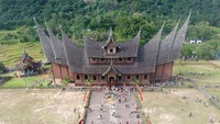 Foto udara pengunjung berwisata di Istano Basa Pagaruyung, Kabupaten Tanah Datar, Sumatera Barat, Rabu (4/5/2022).  