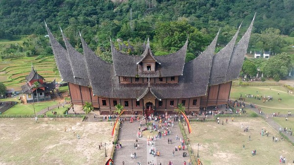 Foto udara pengunjung berwisata di Istano Basa Pagaruyung, Kabupaten Tanah Datar, Sumatera Barat, Rabu (4/5/2022).  