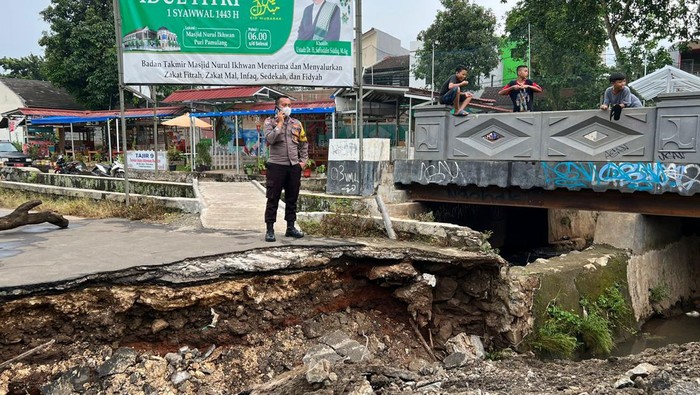 Jalan di Puri Pamulang, Tangsel, amblas karena banjir (Dok. Istimewa)