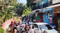 Sementara itu, kemacetan juga terjadi di jalur alternatif ke Puncak via Pasir Angin. Melimpahnya kendaraan di jalan yang sempit membuat kemacetan tak terhindarkan. (Sholihin/detikcom)