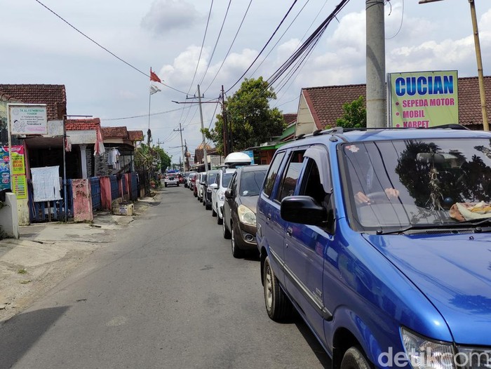 Yang jalur dari depan Polsek Karangploso menuju simpang 3 pendem ditutup, jadi kendaraan yang dari exit tol Singosari melalui Karangploso ke arah Batu diminta lurus.