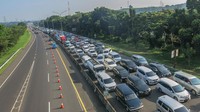 Sat Lantas Polres Bogor memberlakukan jalur satu arah dari Jakarta dan Bogor pada H+2 Lebaran untuk mengantisipasi kemacetan menyusul adanya laporan sekitar 11 ribu kendaraan roda empat memasuki jalur wisata Puncak Bogor pada Kamis pagi.  