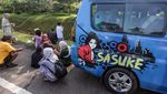 Jalur Puncak Lumpuh, Pelancong Pilih Turun dari Kendaraan