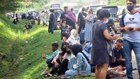 Imbas kemacetan panjang itu sejumlah wisatawan terjebak dan memilih keluar dari kendaraan mereka.  