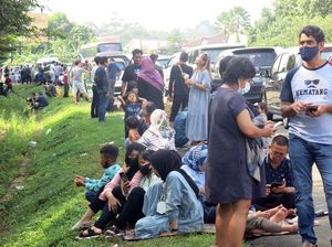 Jalur Puncak Lumpuh, Pelancong Pilih Turun dari Kendaraan