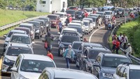 Sejumlah kendaraan terjebak kemacetan di jalan Tol Jagorawi saat menuju kawasan wisata Puncak, Ciawi, Kabupaten Bogor, Jawa Barat, Kamis (5/5/2022).   