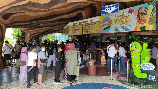 Sejak dibuka mulai pukul 09.30 WIB, kunjungan wisatawan ke Jatim Park 2 membludak. Petugas terpaksa menutup akses bagi kendaraan karena area parkir sudah penuh.