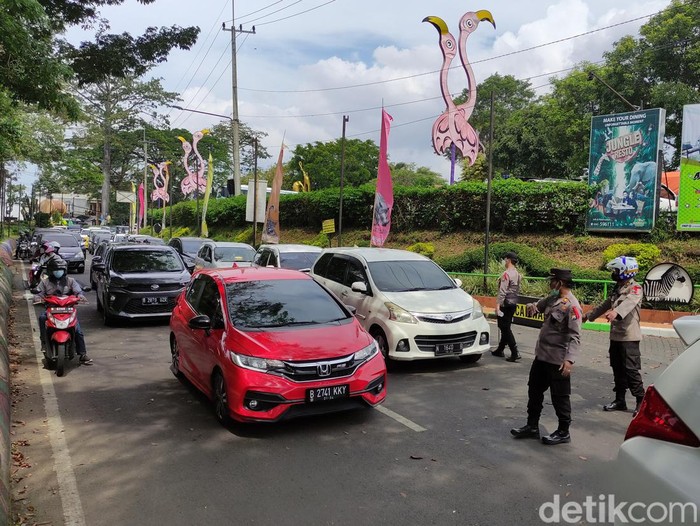 Sejak dibuka mulai pukul 09.30 WIB, kunjungan wisatawan ke Jatim Park 2 membludak. Petugas terpaksa menutup akses bagi kendaraan karena area parkir sudah penuh.