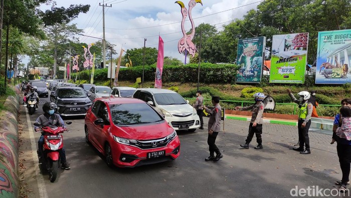 Sejak dibuka mulai pukul 09.30 WIB, kunjungan wisatawan ke Jatim Park 2 membludak. Petugas terpaksa menutup akses bagi kendaraan karena area parkir sudah penuh.