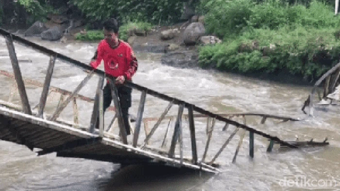 Jembatan gantung di Desa Karang Tengah, Kecamatan Cibadak, Kabupaten Sukabumi, ambruk. Sembilan orang luka ringan akibat kejadian tersebut.