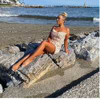 Setelah dua tahun berlalu semenjak penobatannya sebagai Miss Great Britain 2020, Jen Atkin muncul dengan kabar dirinya kini adalah biseksual. Jen mengaku mulai merasa dirinya juga lesbian saat kencan dengan tetangga wanitanya.  Foto: Dok. Instagram/jenatkinuk