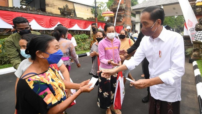 Jokowi bagikan sembako ke warga sekitar Istana Tampaksiring