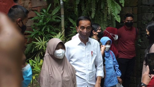 Presiden Jokowi bersama salah seorang pengunjung berfoto di area Bali Safari Park, Kamis (5/5/2022). (Agus Eka/detikBali)