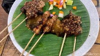 Menu-menu yang ditawarkan di Kampoeng UMKM merupakan kuliner khas Indonesia. Mulai dari sate maranggi, sate ayam, soto Betawi, seblak, nasi ayam, bakmi Jawa dan masih banyak lagi. Foto: detikcom